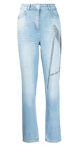 I jeans in denim azzurro chiaro caratterizzato da una grande decorazione a forma di lettera "A" realizzata con strass o pietre luccicanti sulla gamba sinistra.
Questo specifico design con decorazione a gioiello