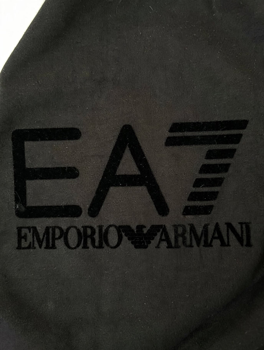 T-Shirt EA7 Emporio Armani Uomo Nera con Maxi Logo Velluto