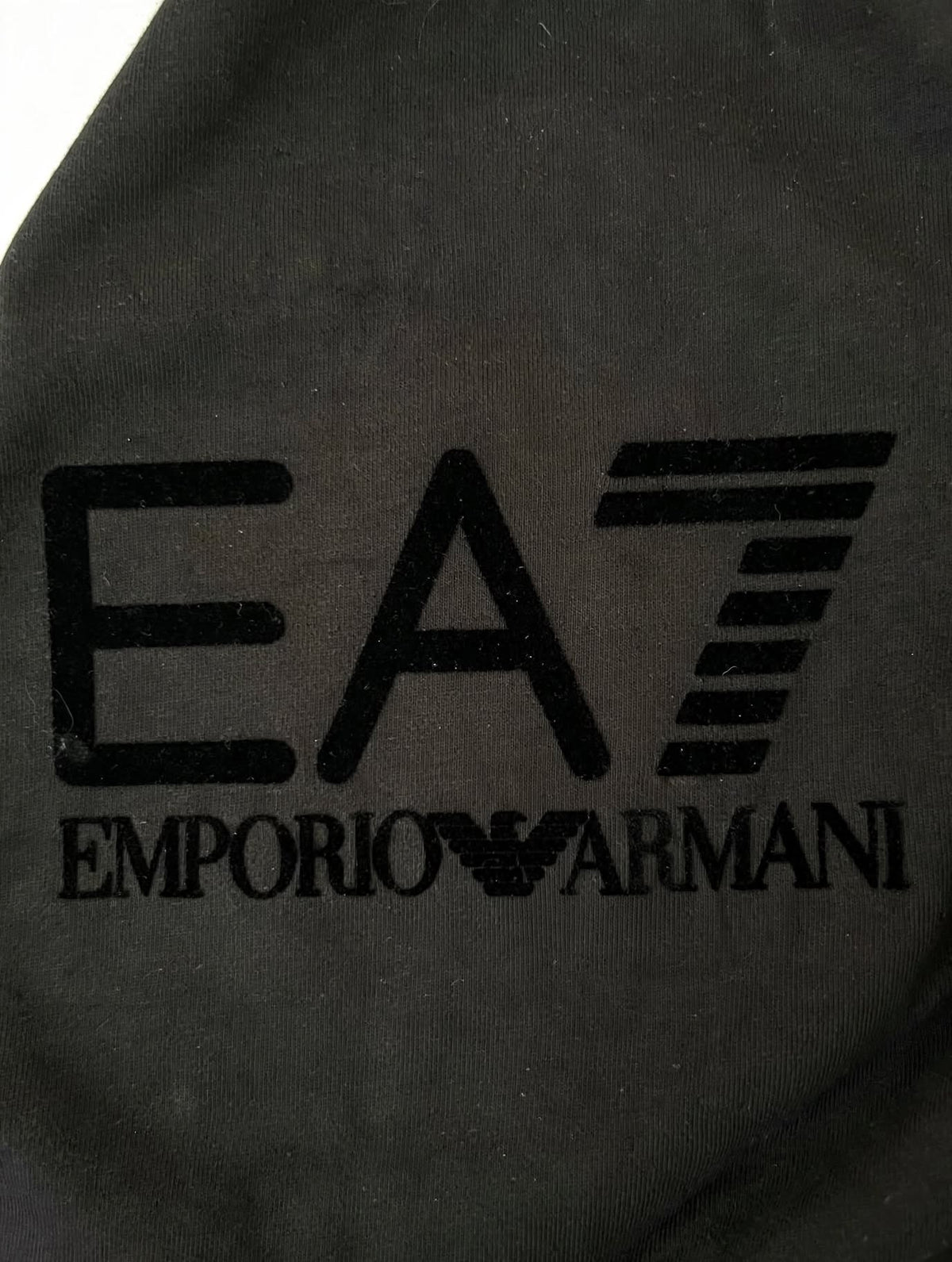 T-Shirt EA7 Emporio Armani Uomo Nera con Maxi Logo Velluto