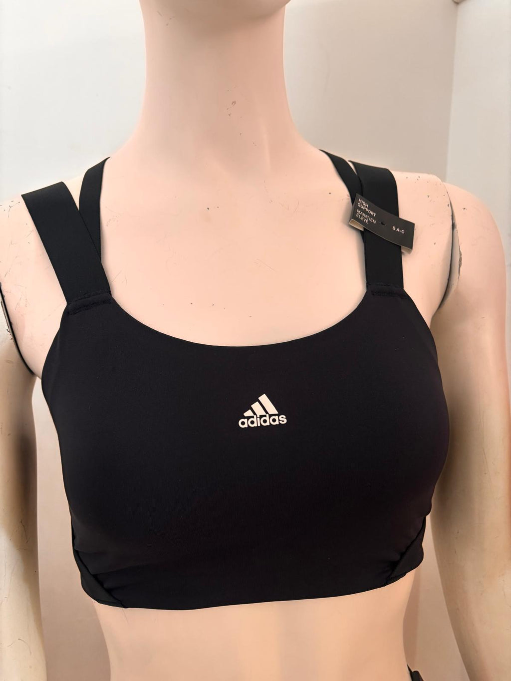 Top Adidas elastico nero con logo bianco in rilievo