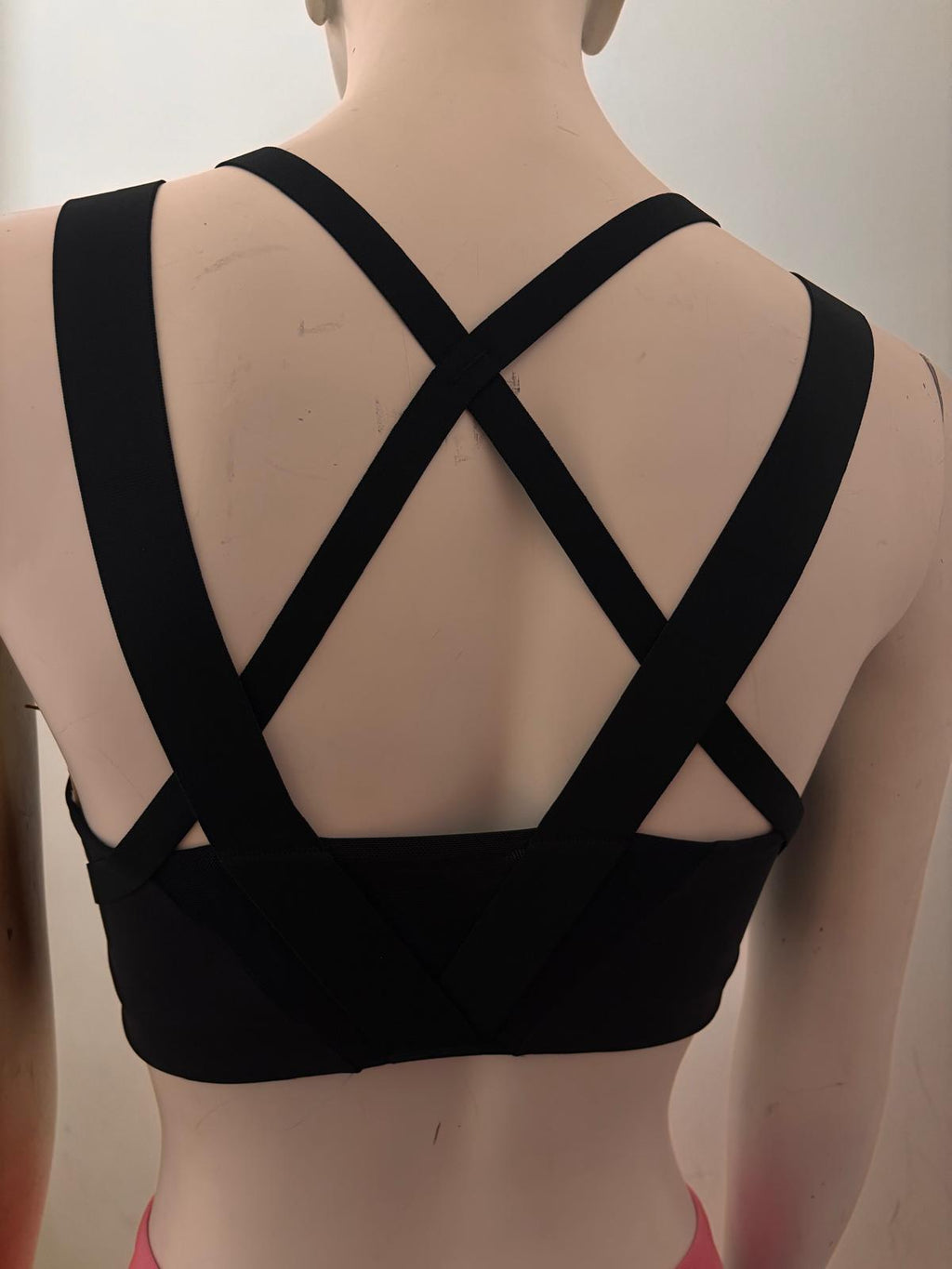 Top Adidas elastico nero con logo bianco in rilievo