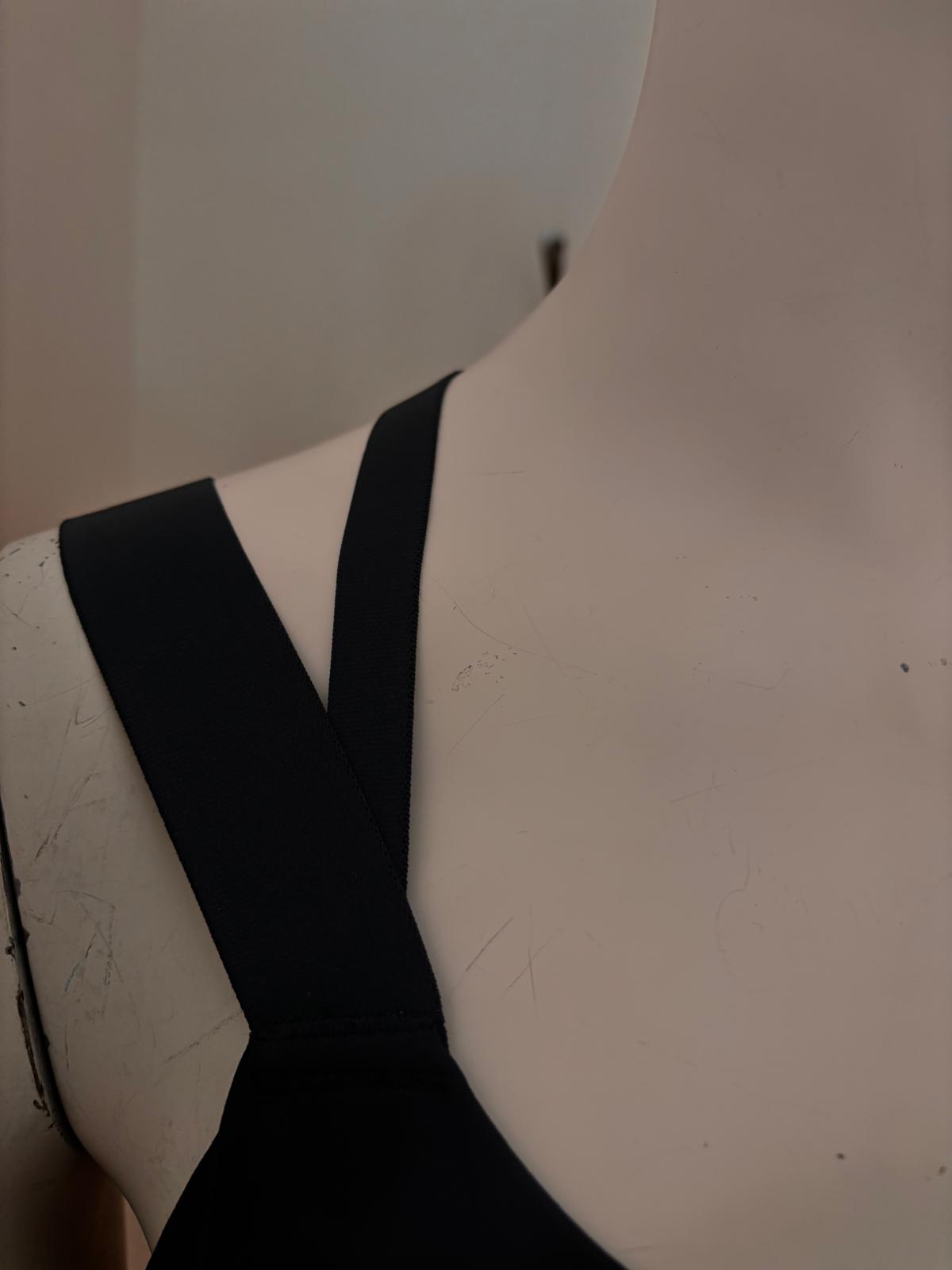 Top Adidas elastico nero con logo bianco in rilievo